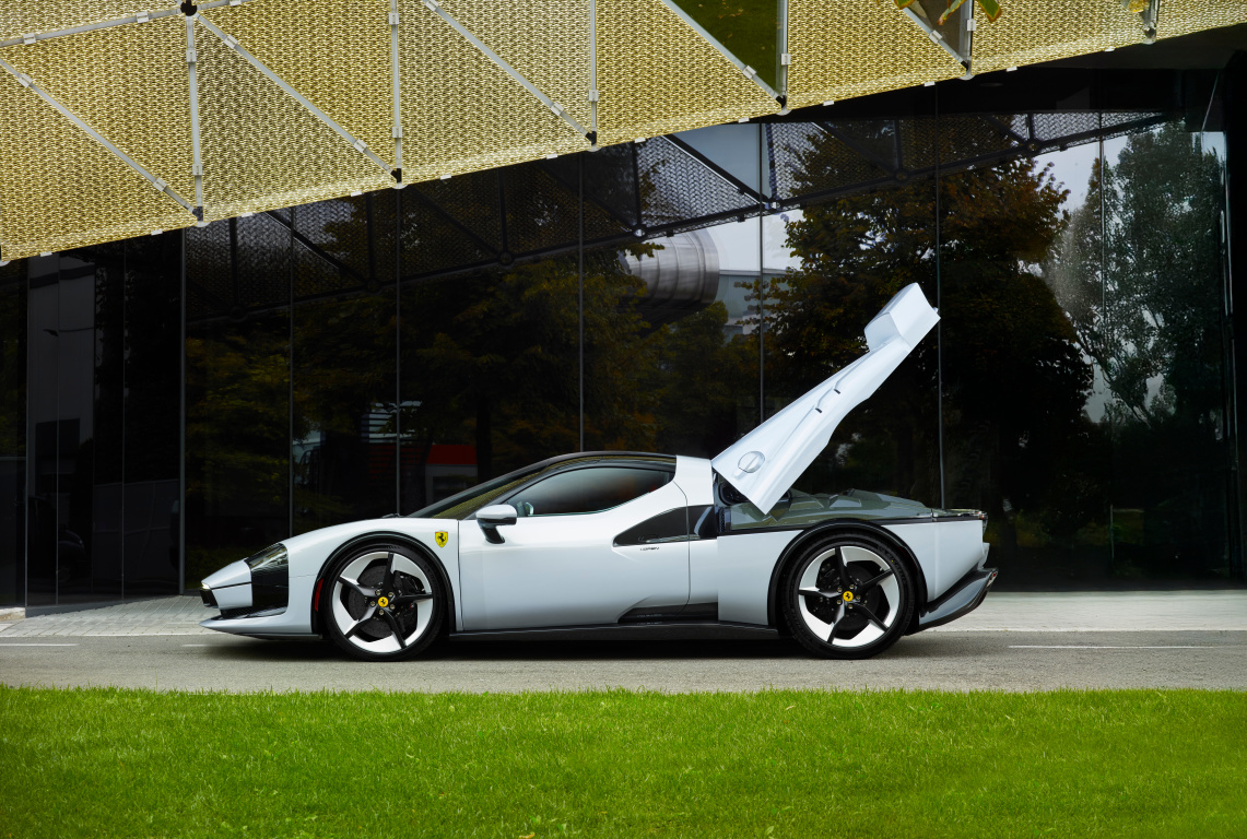SMALL_Ferrari_SC40_EXT__9_1cdb4244-fbe1-4404-a1a6-5f9a13f473fa